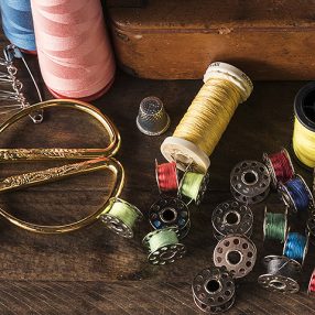 Rövidáru (cérnák, táska kellékek, stb.)